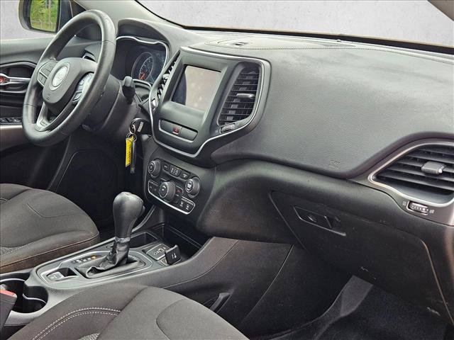 Used 2019 Jeep Cherokee Latitude w/ Popular Appearance Group FWD image 20