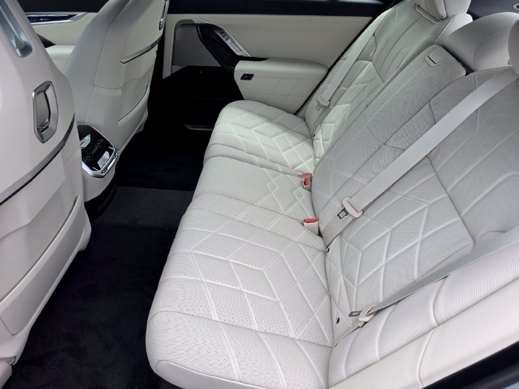 New 2026 BMW 750e xDrive w/ Executive Package AWD/4WD image 12