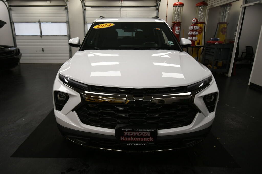 Used 2024 Chevrolet TrailBlazer ACTIV w/ Convenience Package AWD/4WD image 2