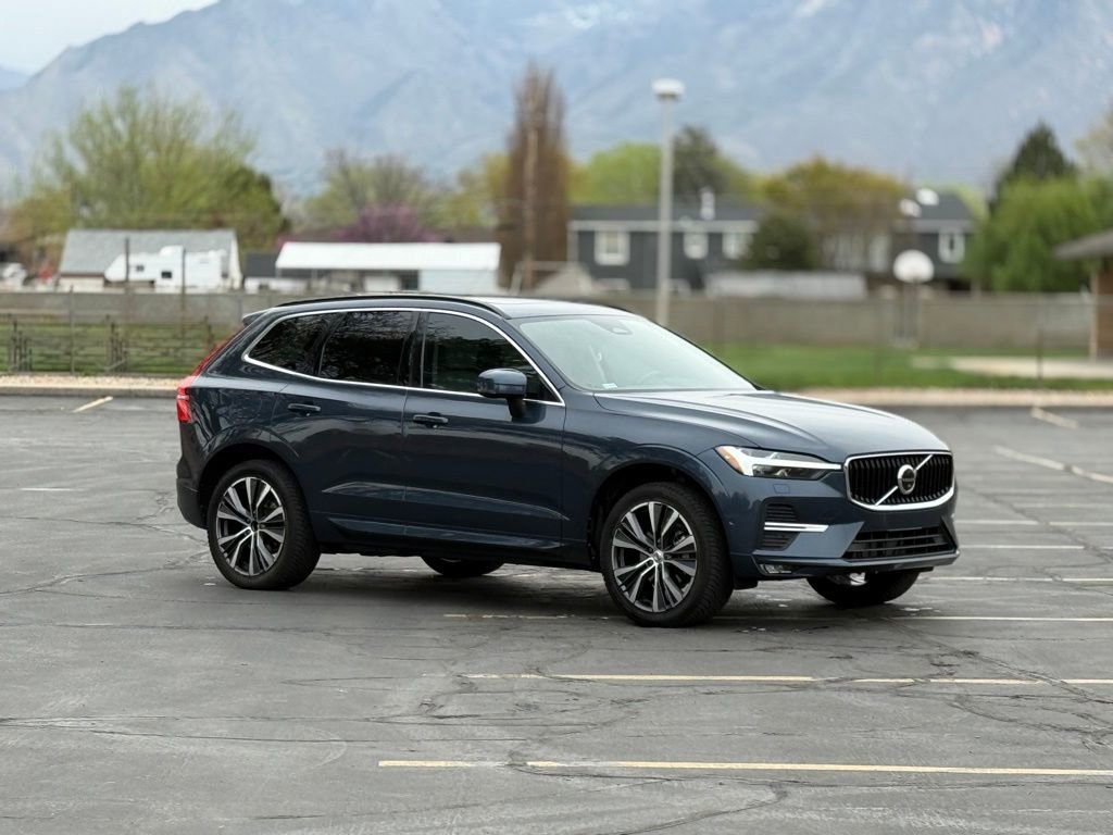 Used 2022 Volvo XC60 B5 Momentum w/ Advanced Package image 3