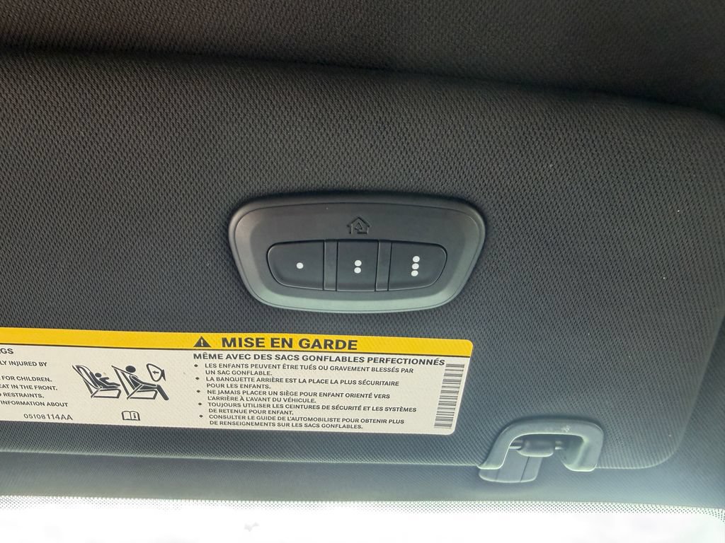 Used 2025 Chrysler Pacifica Limited FWD image 32