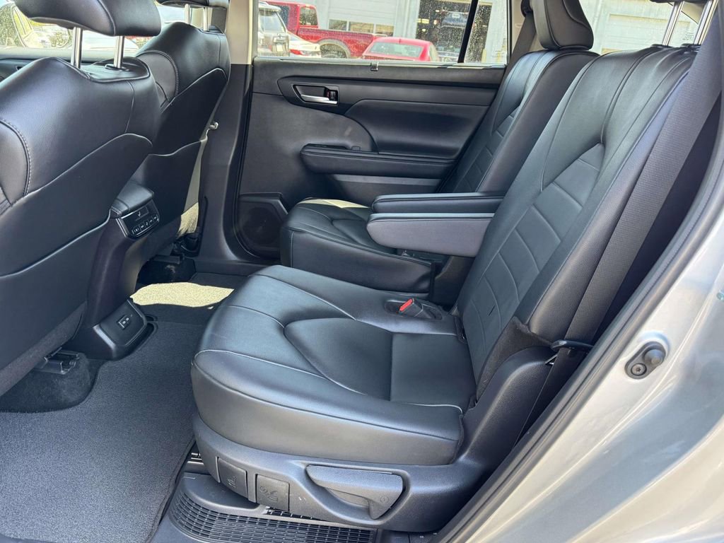 Used 2024 Toyota Highlander XLE image 18