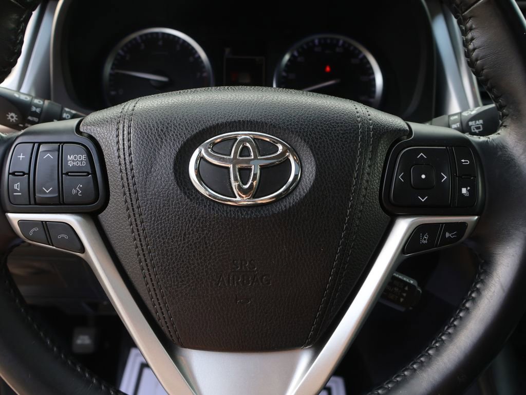 Used 2017 Toyota Highlander SE image 28