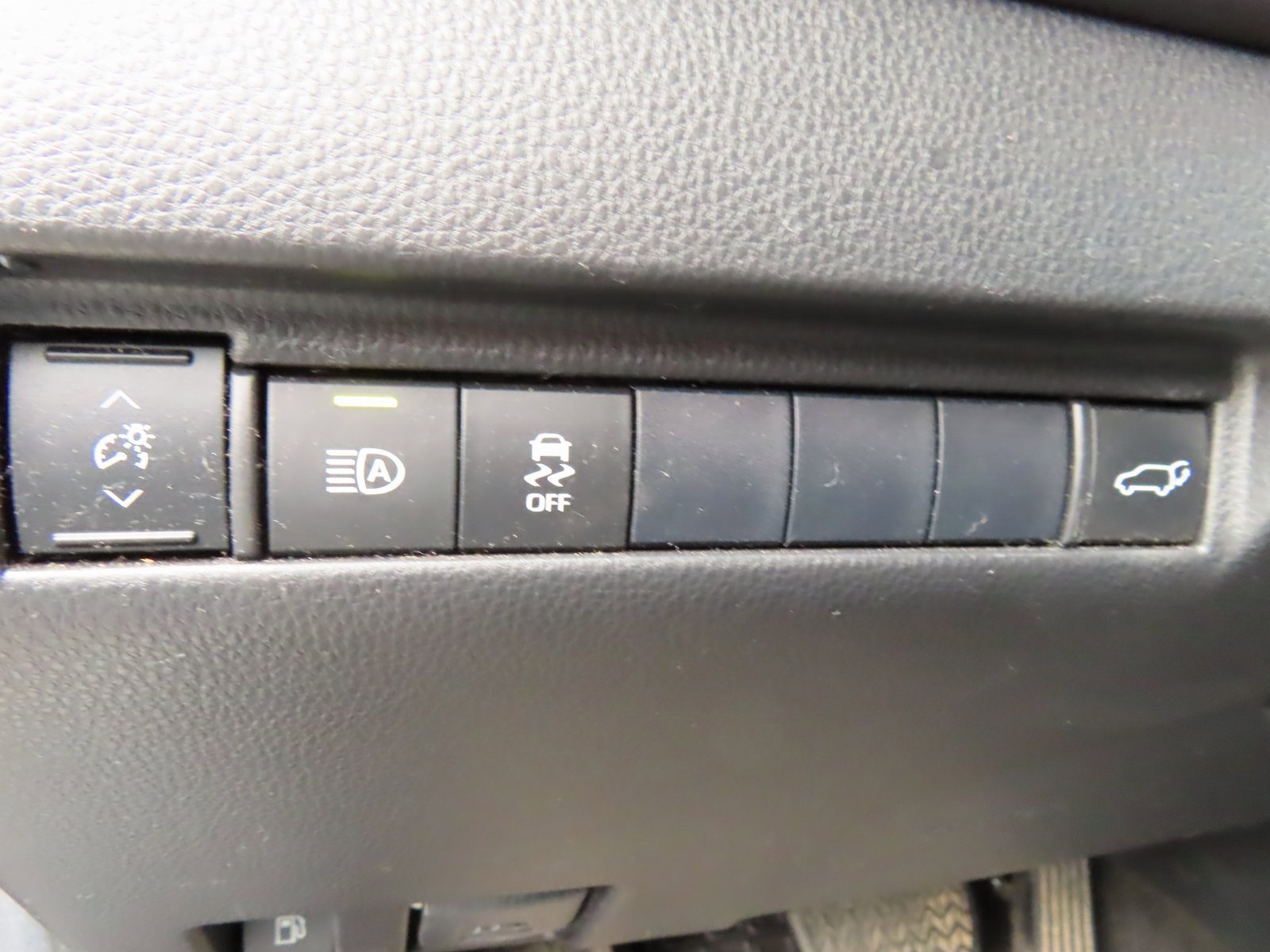 Used 2021 Toyota Venza LE w/ Carpet Mat Package (TMS) image 12