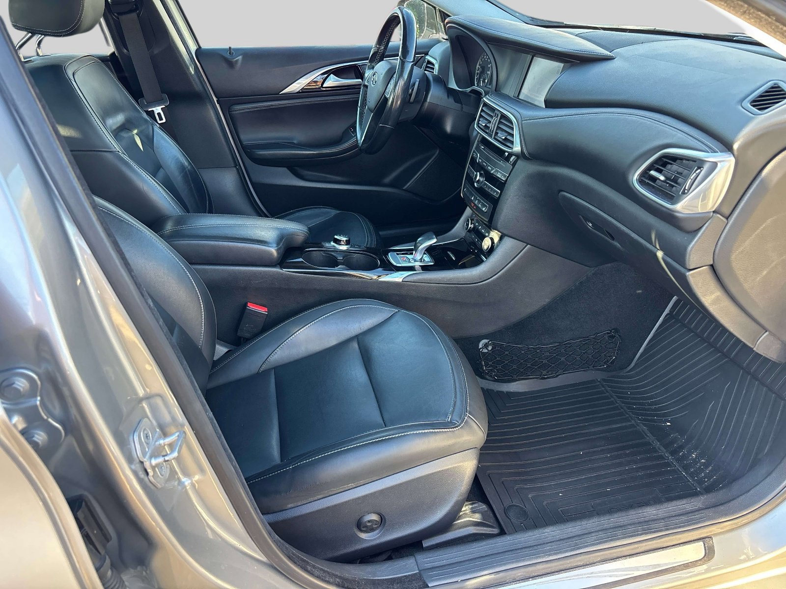 Used 2017 INFINITI QX30 Premium w/ Navigation Package image 13