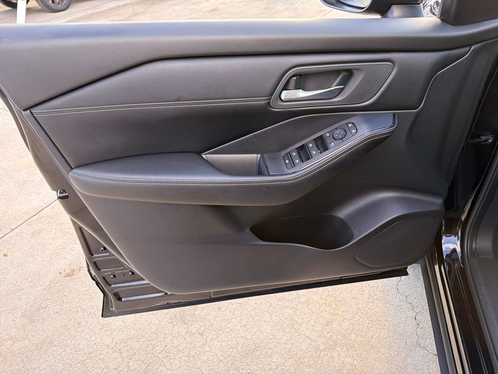 Used 2024 Nissan Rogue SV w/ SV Premium Package image 18