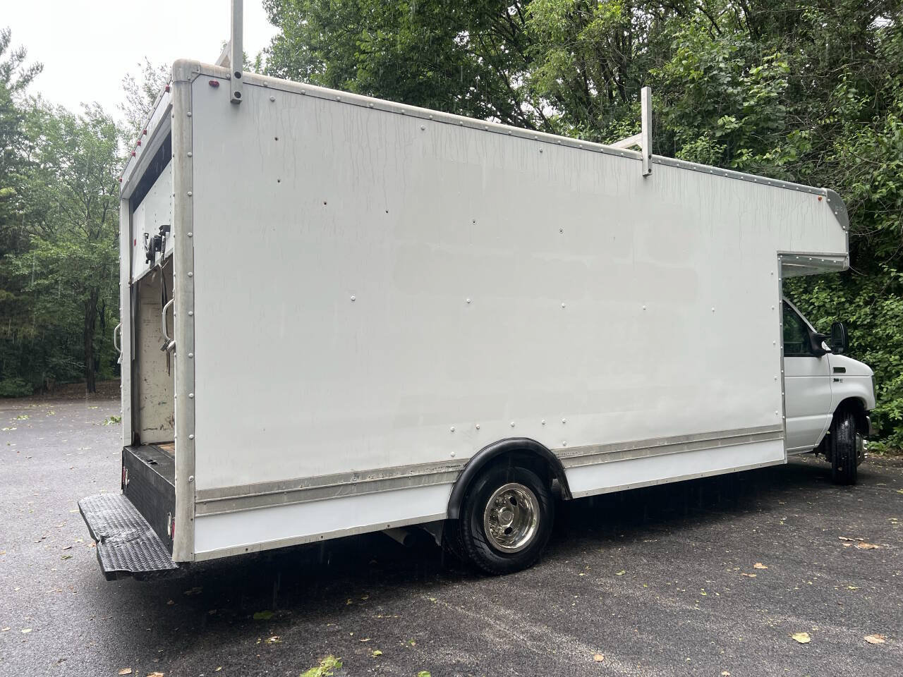 Used 2016 Ford E-350 and Econoline 350 Super Duty w/ Power Windows & Locks Group RWD image 10