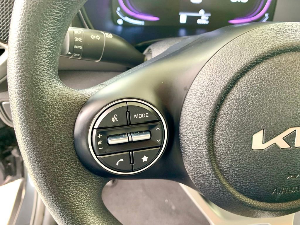 Used 2025 Kia Soul LX FWD image 28