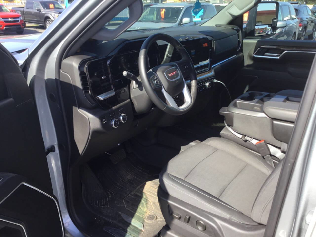 Used 2025 GMC Sierra 2500 SLE w/ SLE Value Package; image 4