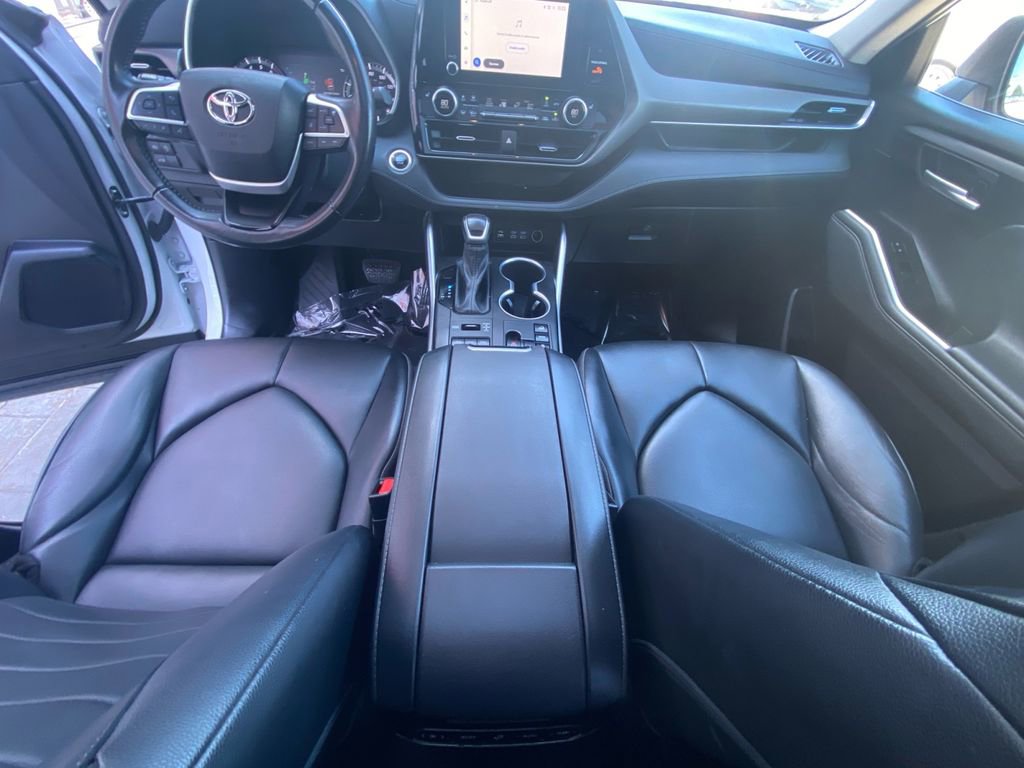 Used 2023 Toyota Highlander XLE AWD/4WD image 11