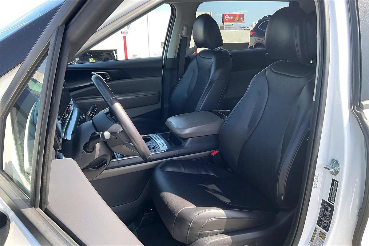 Used 2025 Kia Carnival FWD image 13