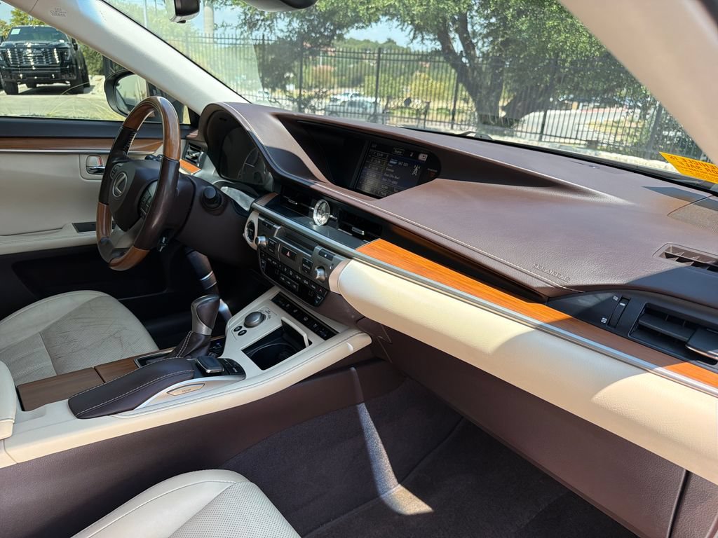 Used 2016 Lexus ES 300h w/ Luxury Package w/Wood Trim FWD image 40