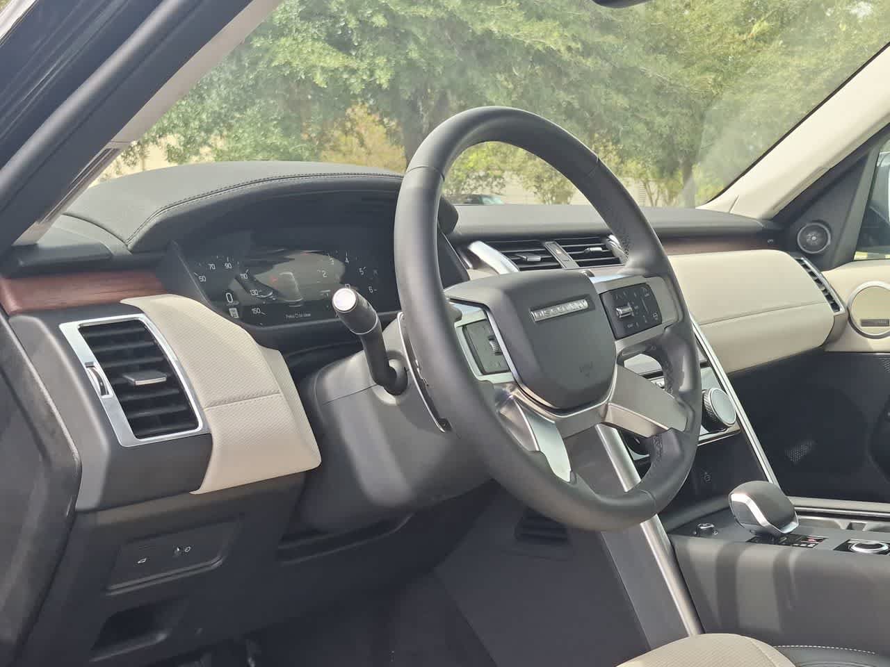 Certified 2025 Land Rover Discovery Dynamic SE AWD/4WD image 10