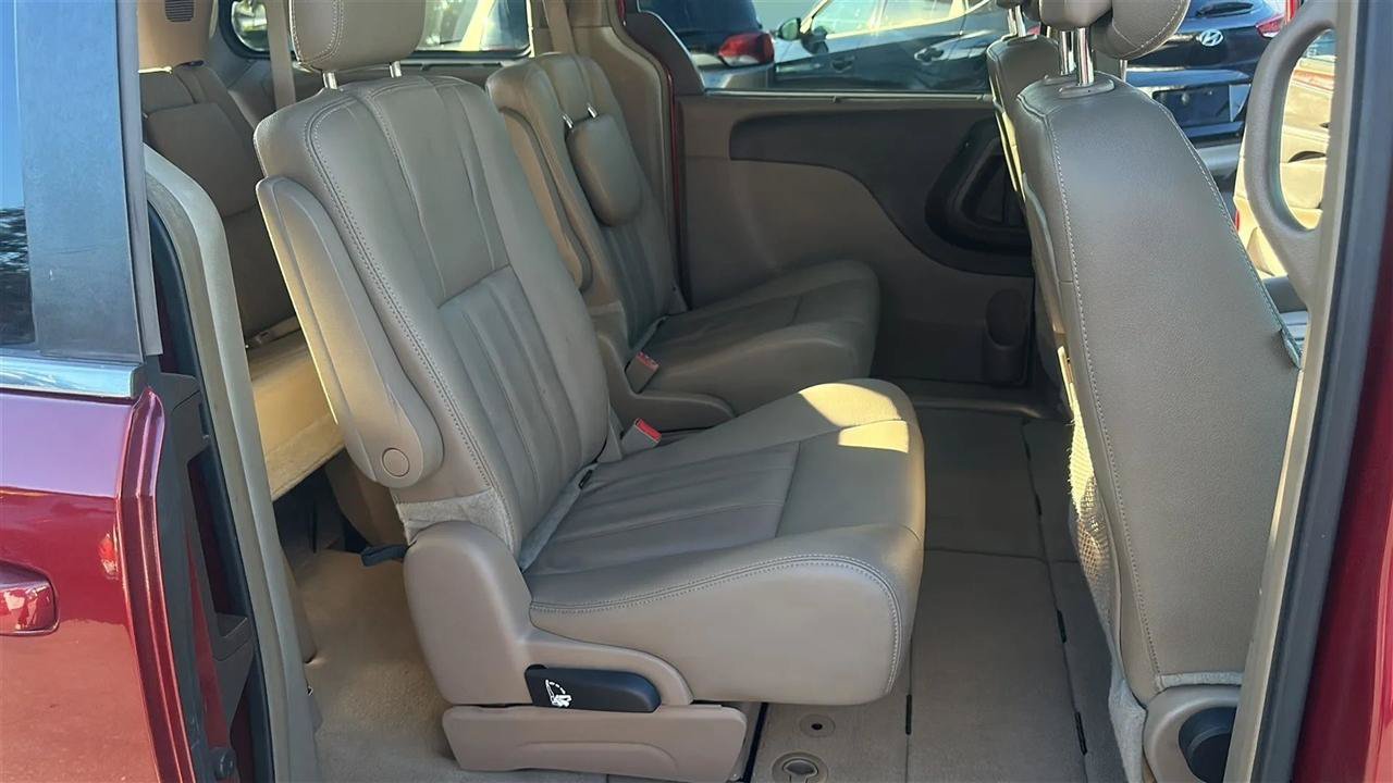 Used 2016 Chrysler Town & Country Touring FWD image 26