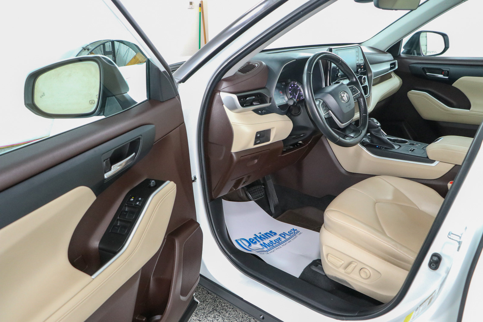 Used 2022 Toyota Highlander XLE FWD image 3