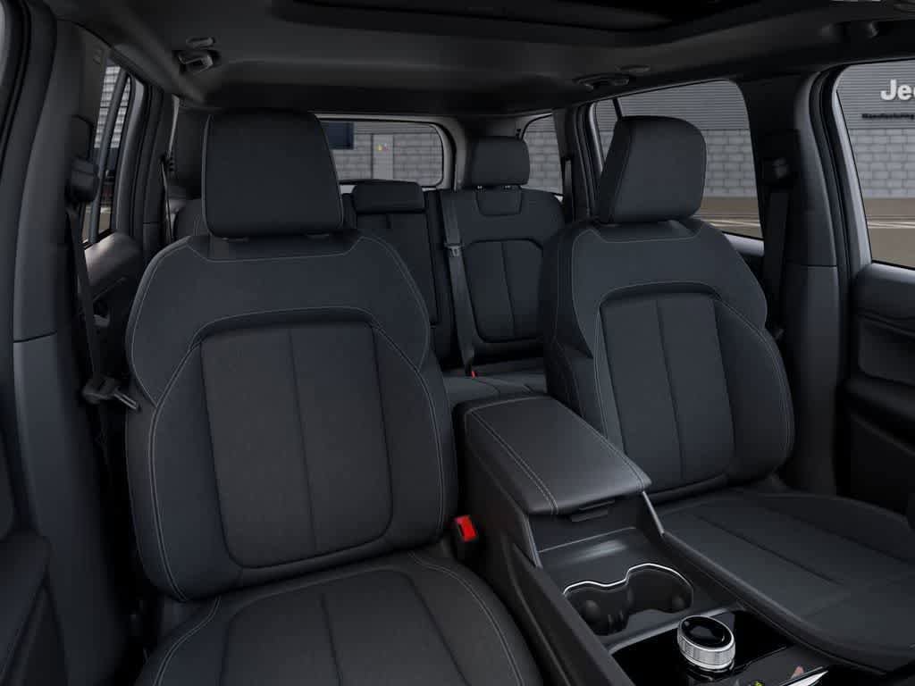 Used 2025 Jeep Grand Cherokee Laredo X w/ Luxury Tech Group I AWD/4WD image 15
