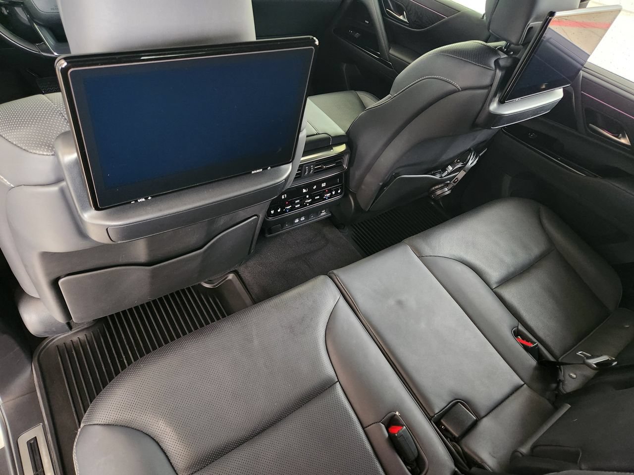 Used 2023 Lexus LX 600 4WD w/ Luxury Package image 30