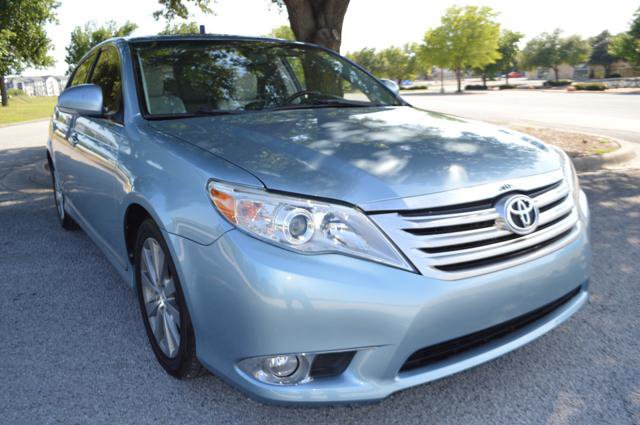 Used 2011 Toyota Avalon Limited FWD image 2