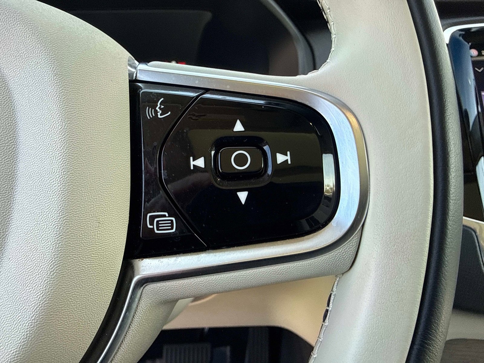 Certified 2025 Volvo XC90 T8 Plus w/ Protection Package Premier image 34