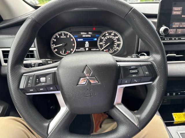 Used 2023 Mitsubishi Outlander ES AWD/4WD image 17