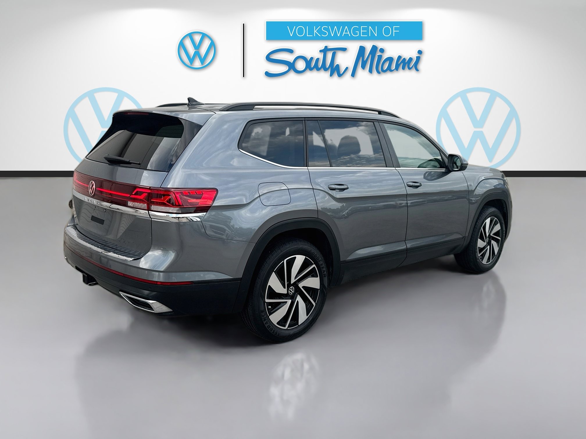 Used 2024 Volkswagen Atlas SE w/ Panoramic Sunroof Package FWD image 7