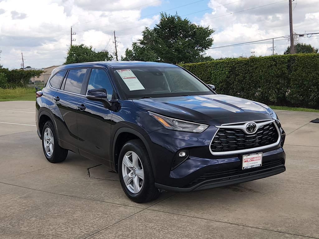 Used 2025 Toyota Highlander LE FWD image 3