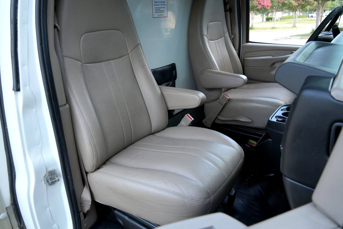 Used 2015 Chevrolet Express 4500 RWD image 9