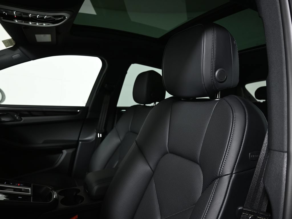 Used 2026 Porsche Macan AWD/4WD image 15