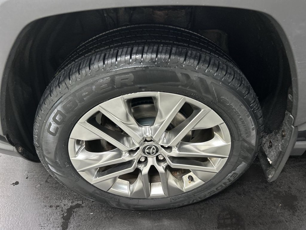 Used 2021 Toyota RAV4 XLE Premium AWD/4WD image 8