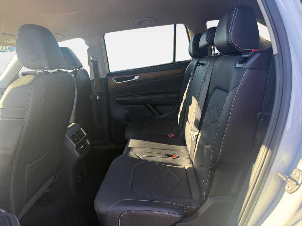 Used 2025 Volkswagen Atlas SE AWD/4WD image 13