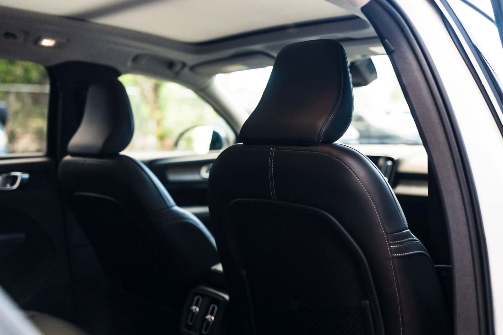 Used 2025 Volvo XC40 B5 Plus w/ Protection Package Premier image 34