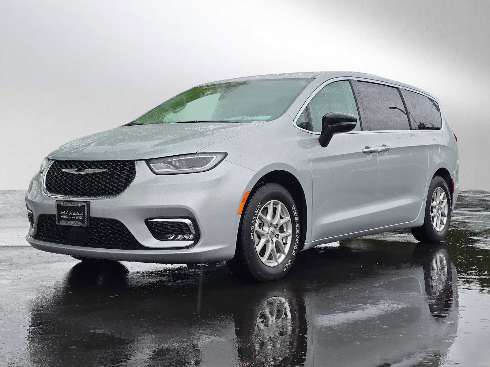 Used 2024 Chrysler Pacifica Touring-L FWD image 7