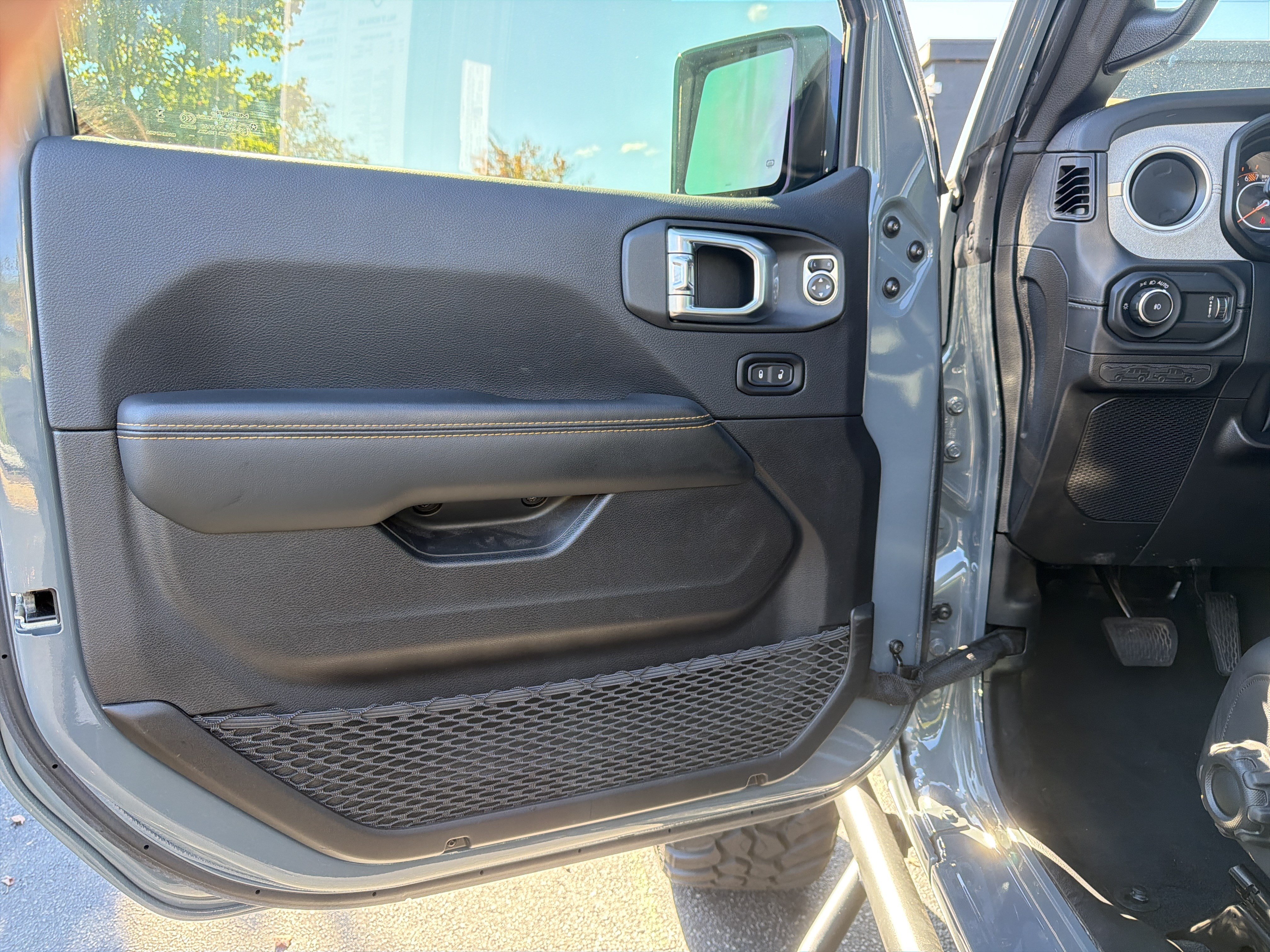 Used 2024 Jeep Wrangler Unlimited Sahara AWD/4WD image 24