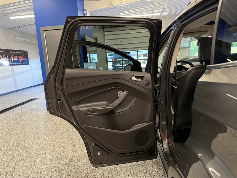 Used 2019 Ford Escape Titanium AWD/4WD image 17