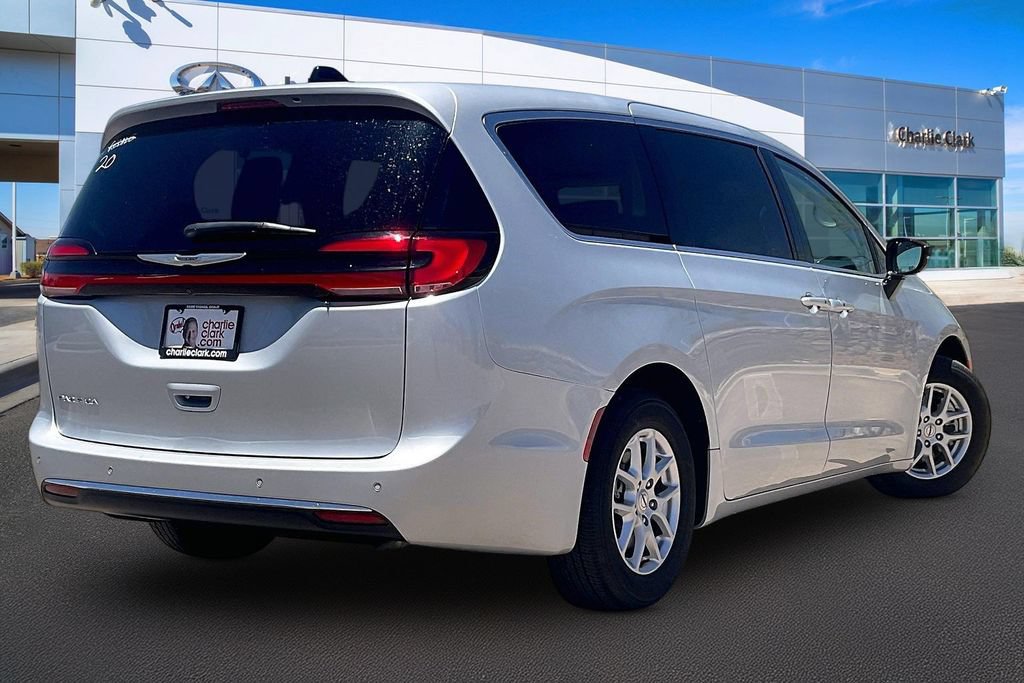 Used 2024 Chrysler Pacifica Touring-L FWD image 2