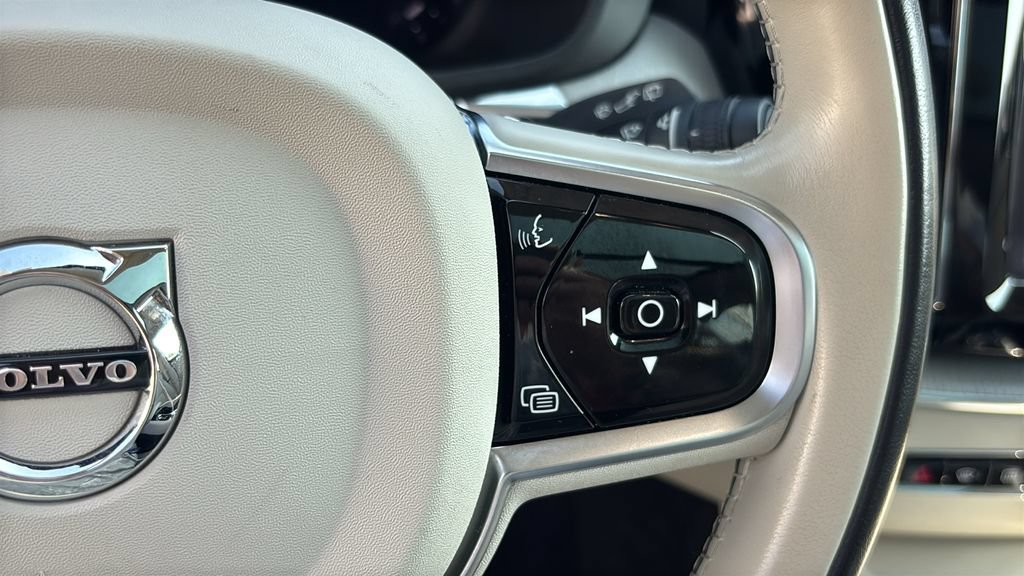 Certified 2025 Volvo XC60 B5 Ultra AWD/4WD image 18
