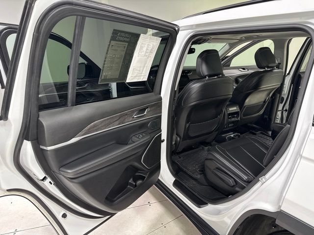 Used 2023 Jeep Grand Cherokee L Limited w/ Black Appearance Package AWD/4WD image 27