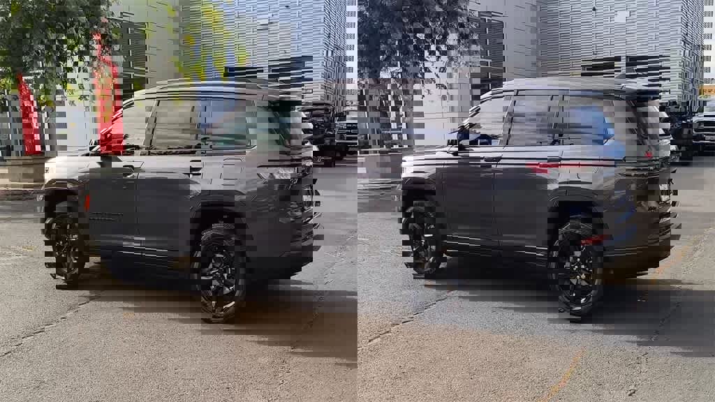 New 2025 Jeep Grand Cherokee L Laredo image 6