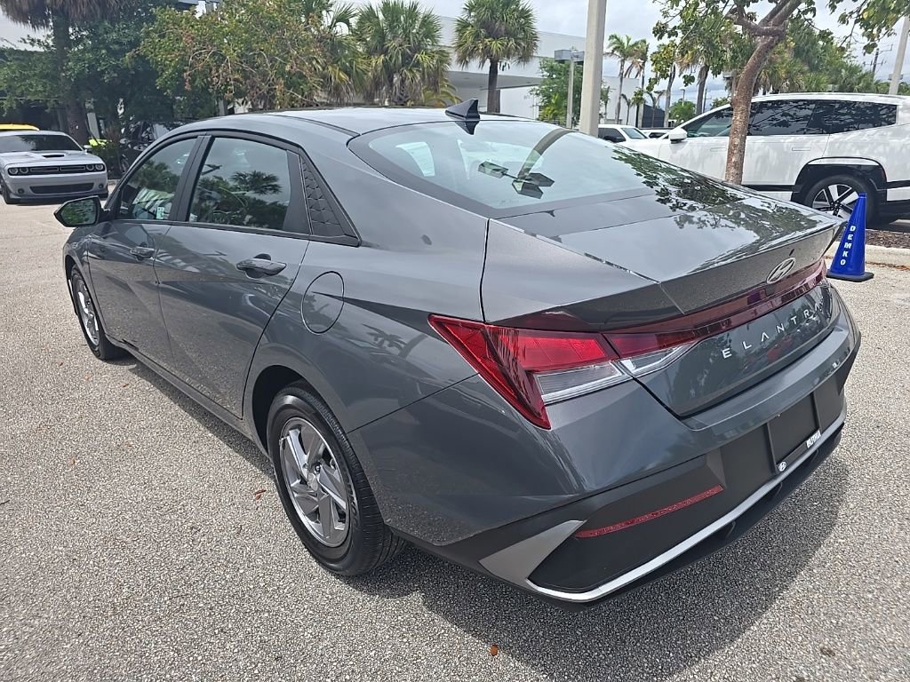 Used 2024 Hyundai Elantra SE image 7