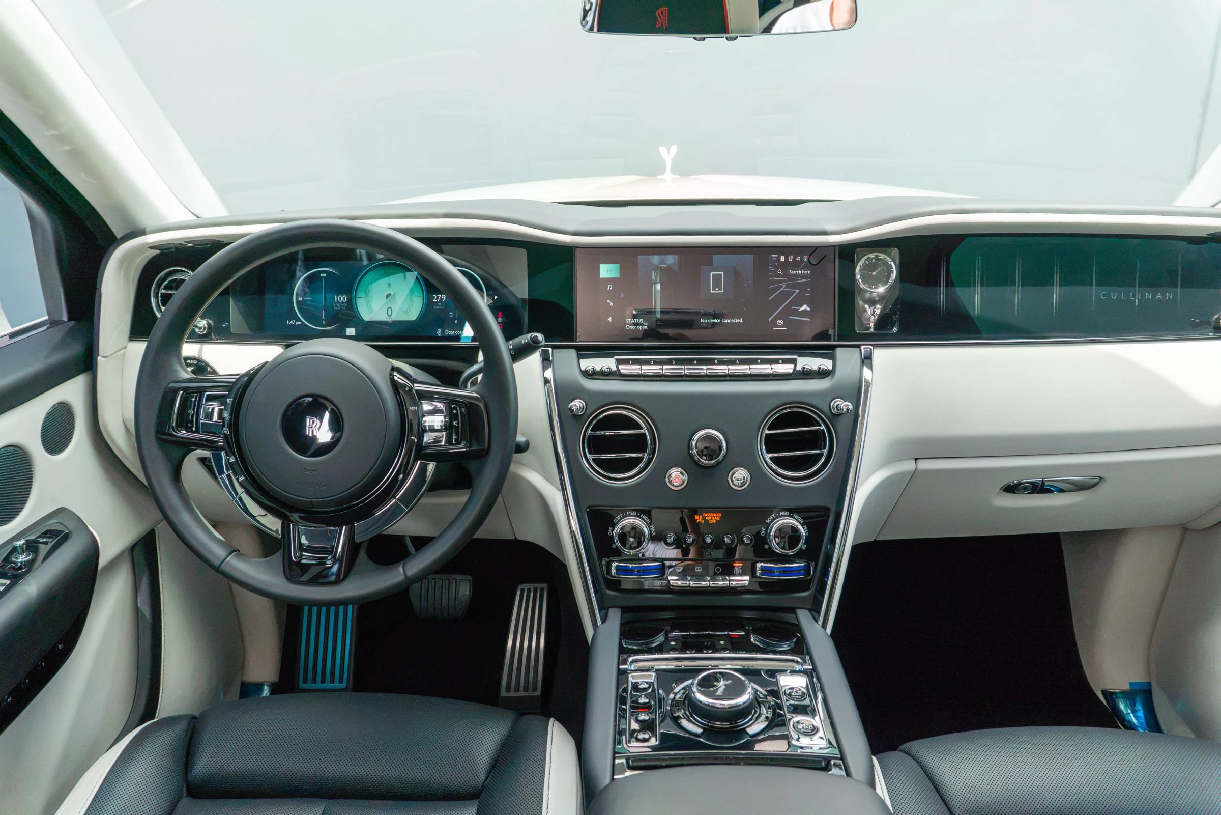 Used 2025 Rolls-Royce Cullinan AWD/4WD image 17