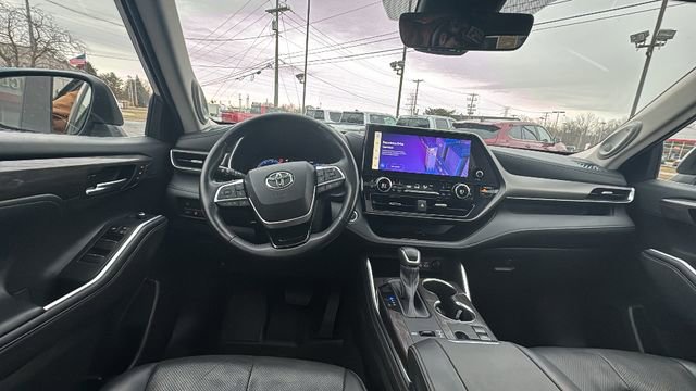 Used 2023 Toyota Highlander Limited image 9