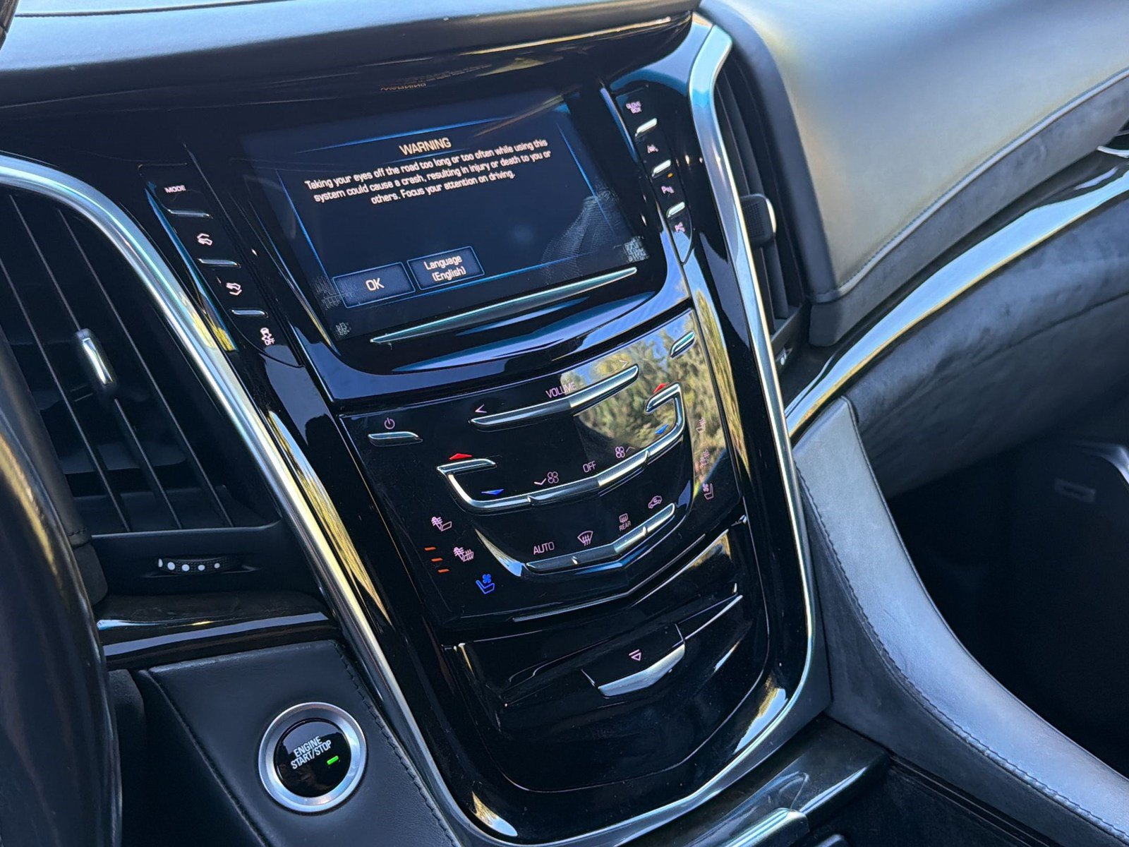 Used 2019 Cadillac Escalade ESV Platinum AWD/4WD image 19