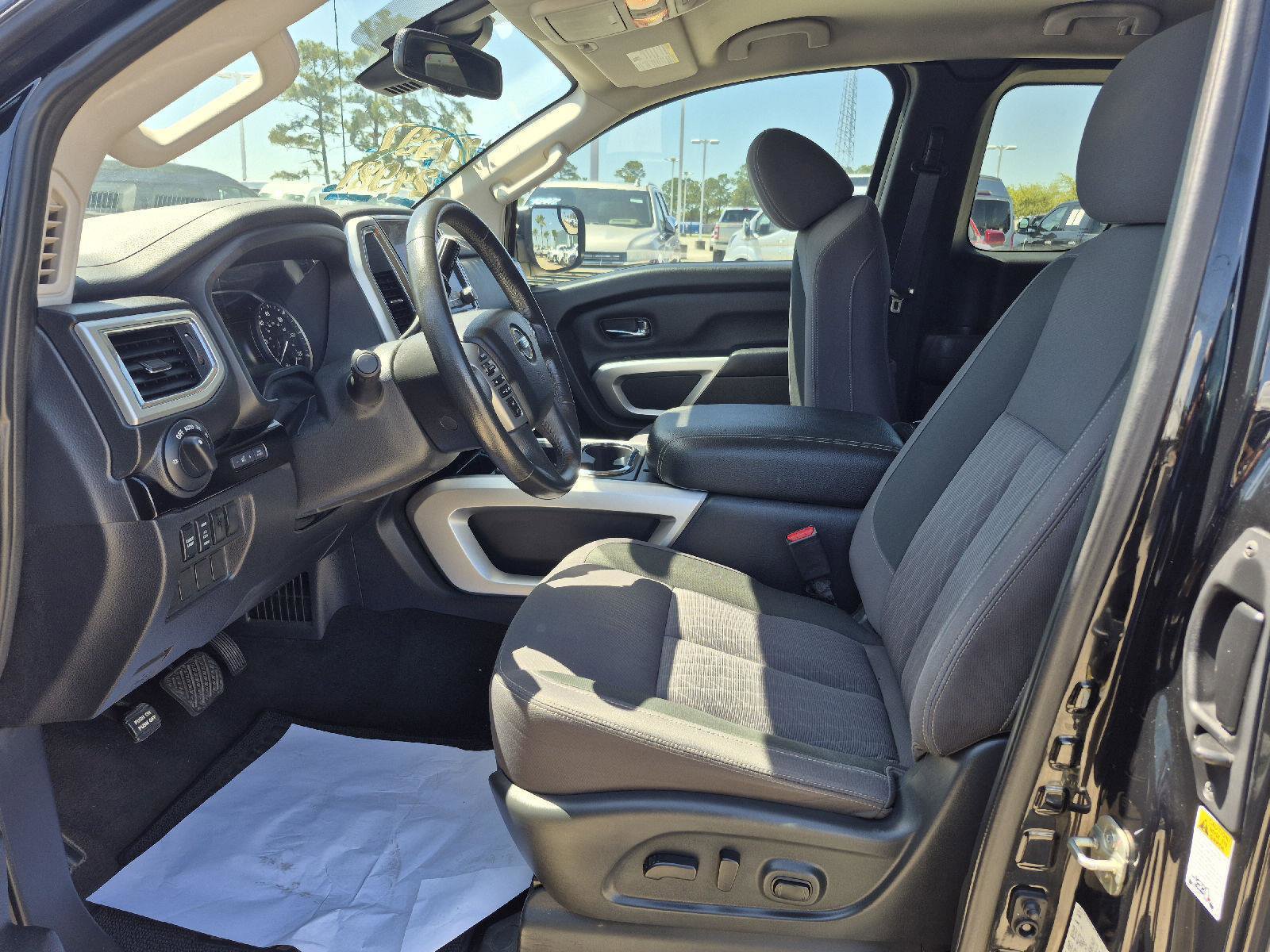 Used 2020 Nissan Titan SV w/ SV Convenience Package RWD image 2