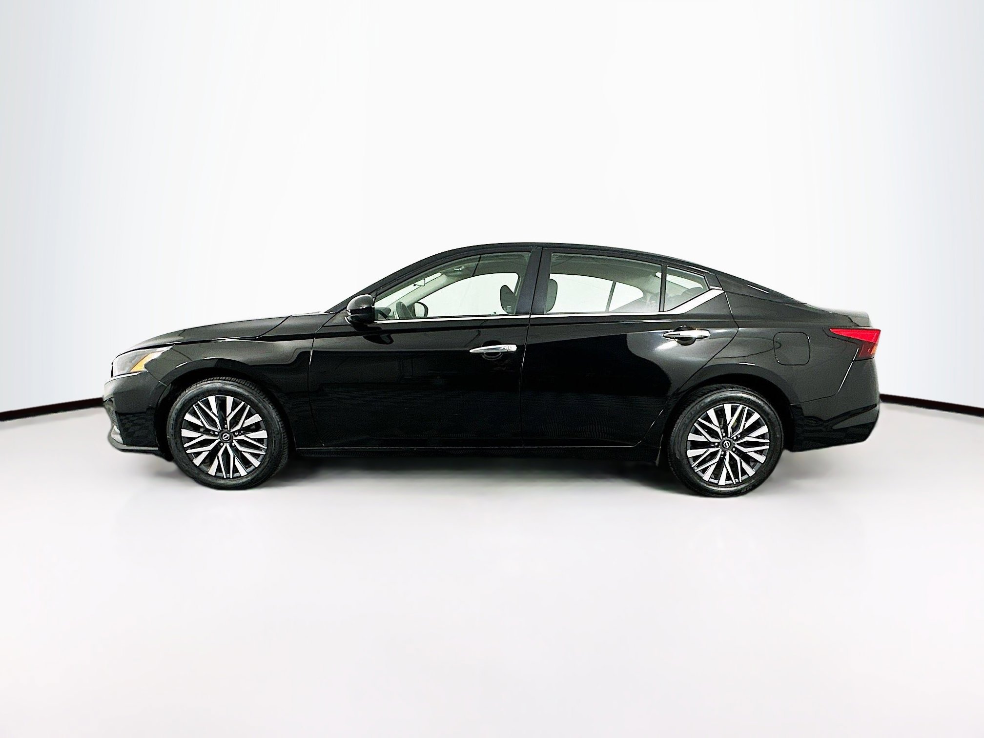 Used 2023 Nissan Altima 2.5 SV image 4