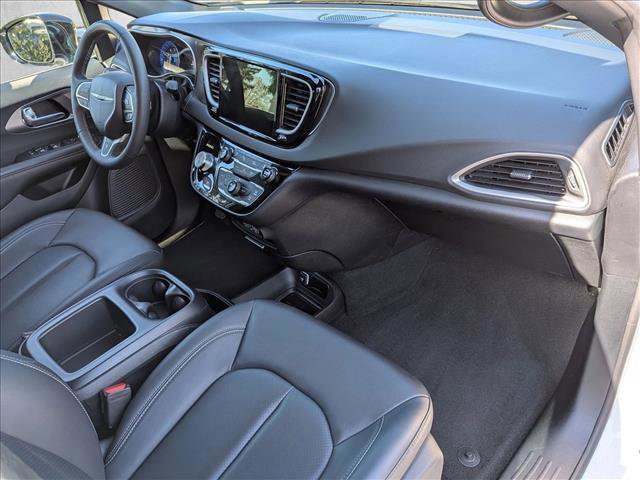 Used 2025 Chrysler Pacifica Select image 20