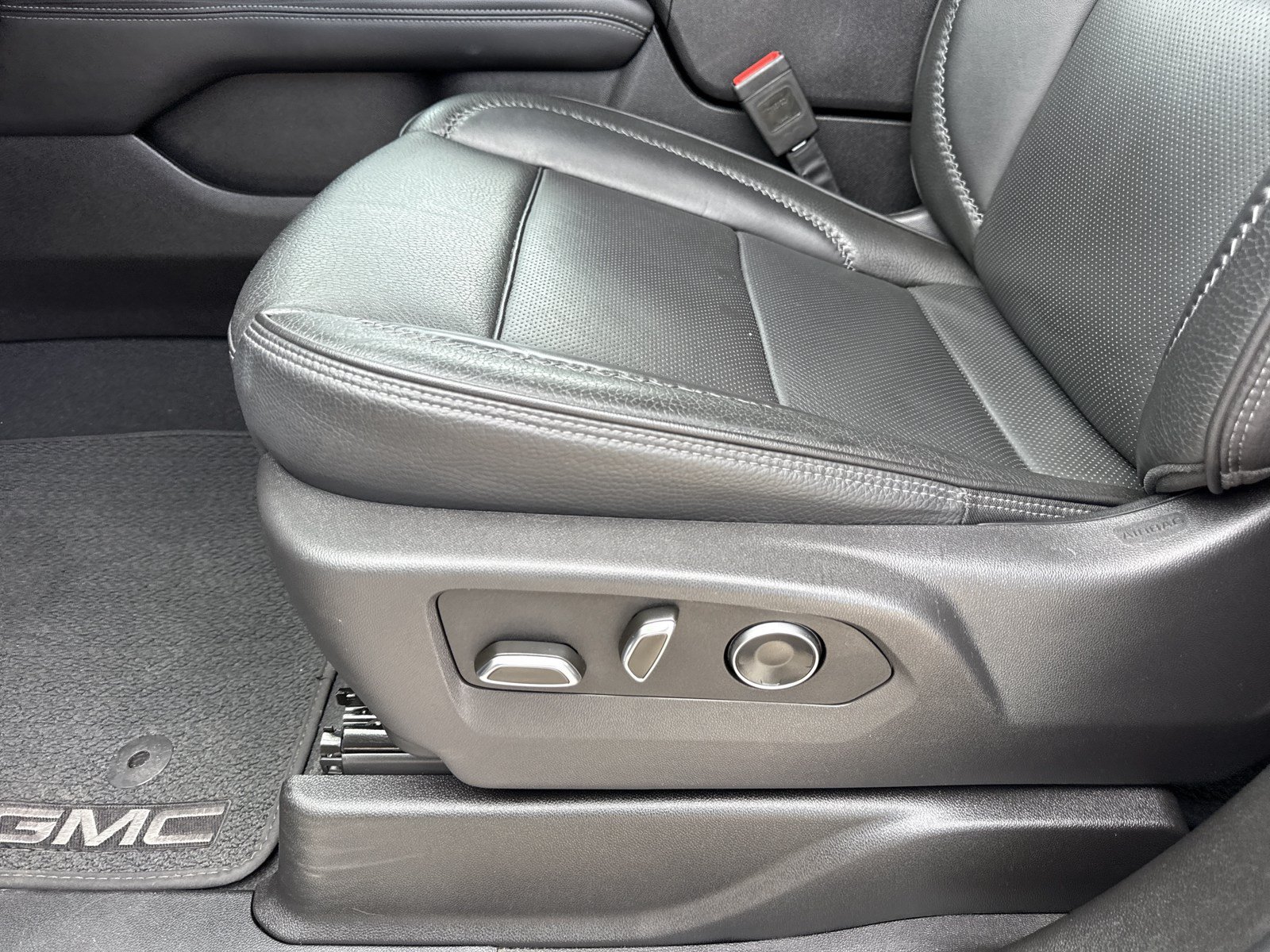 Used 2025 GMC Yukon Denali AWD/4WD image 12