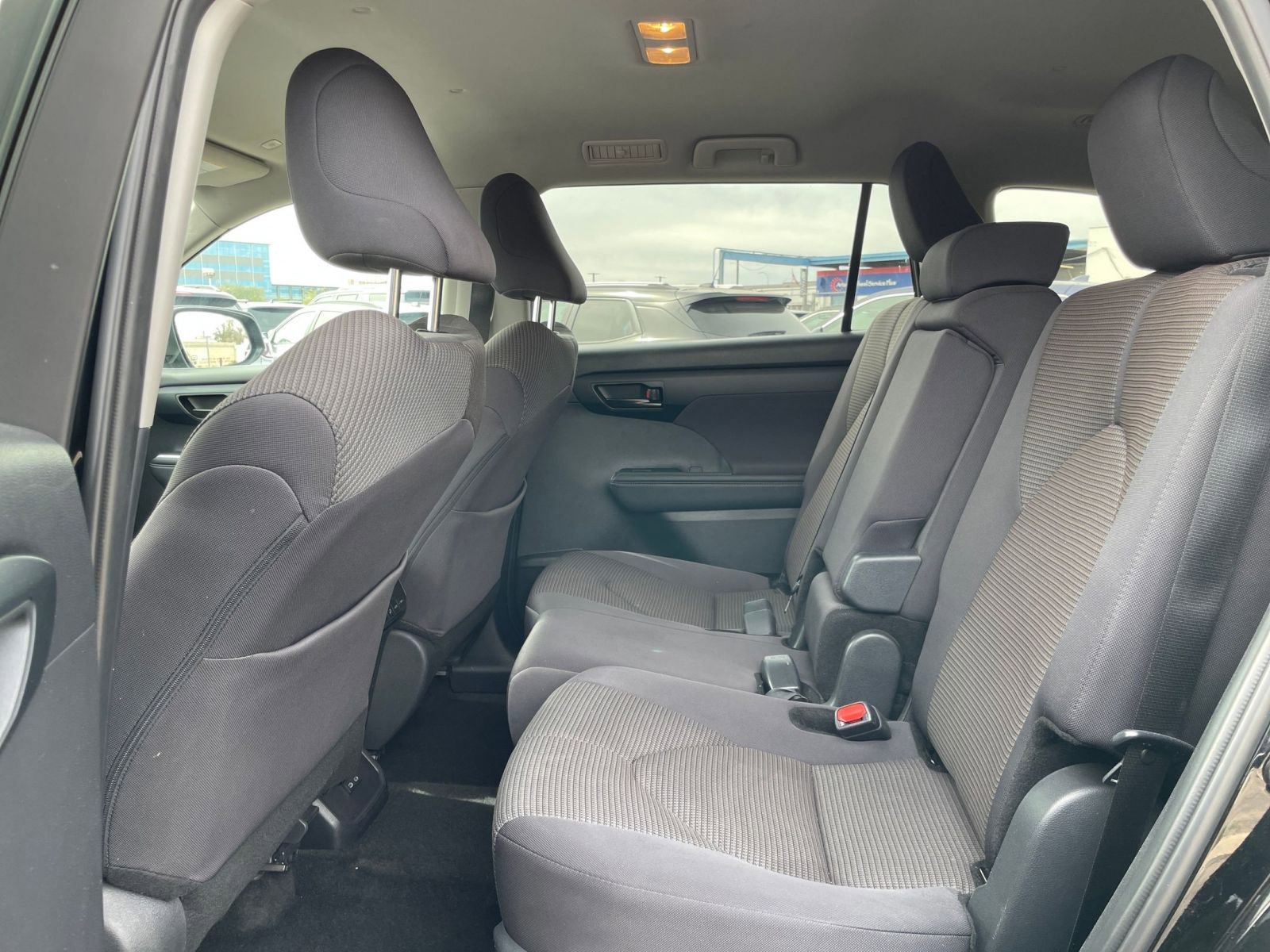 Used 2025 Toyota Highlander LE image 27