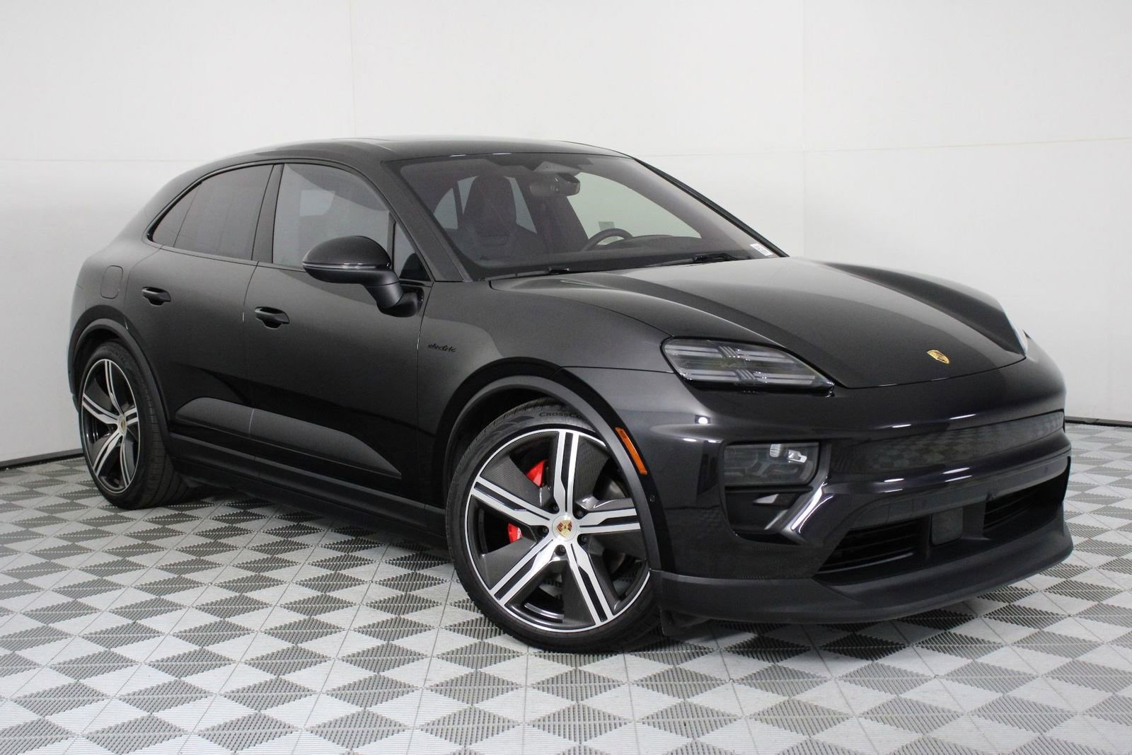 Certified 2025 Porsche Macan 4S Electric image 9