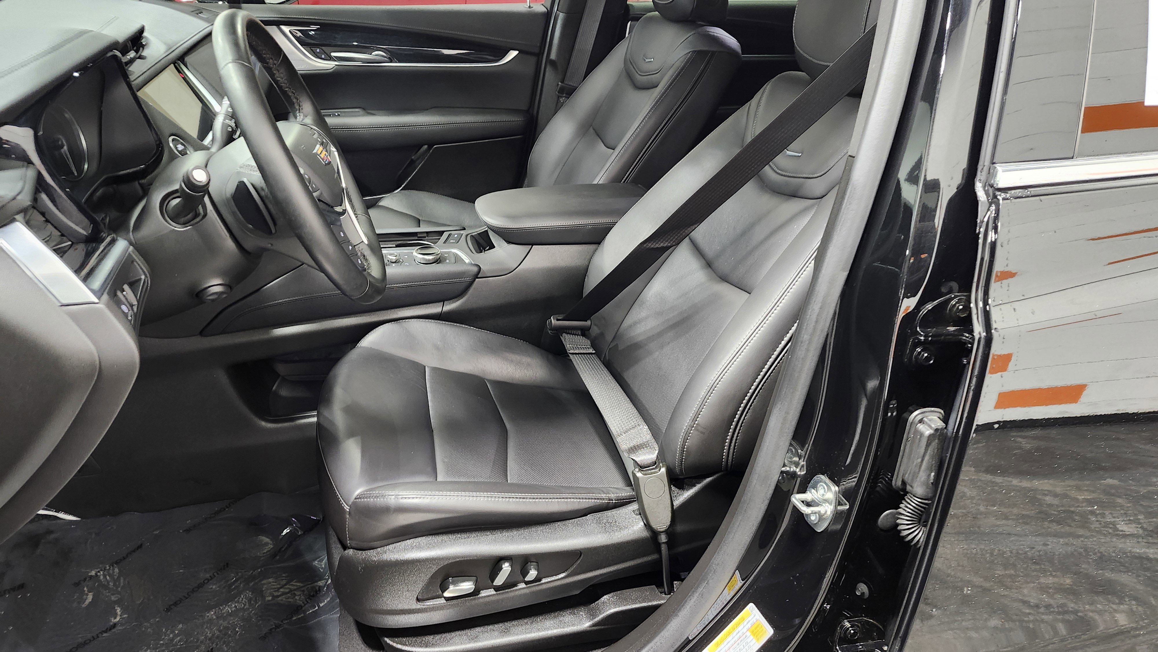 Used 2025 Cadillac XT5 Premium Luxury image 25