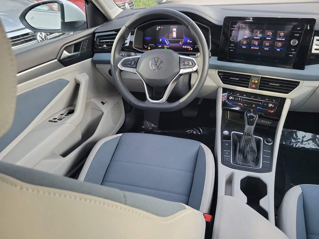 Used 2025 Volkswagen Jetta SE w/ Black Wheel Package image 10